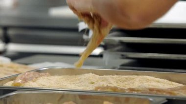 tavuk göğsü Ekmek kırıntı ve yumurta hazır Başlarken