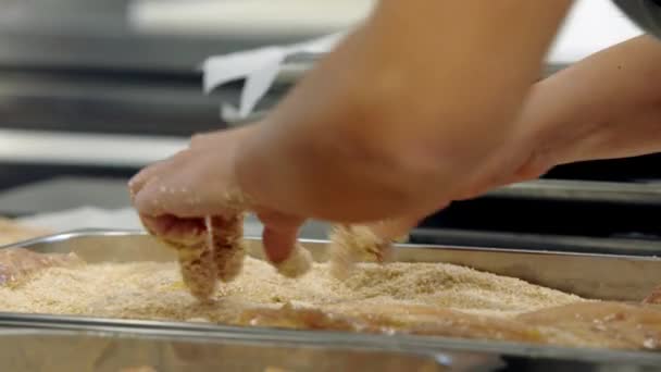 Kuřecí Prsa Připravovat Chléb Crumb Vejci — Stock video