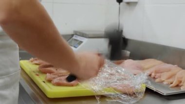 tavuk göğsü hazırlanıyor biber çekiç