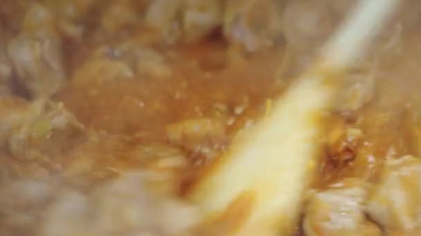 Matlagning Gulasch Professionella Kök — Stockvideo