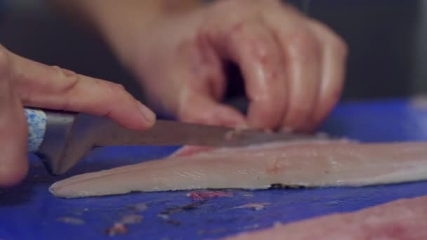 Ryby Řezání Připravují Profesionální Kuchyně — Stock video