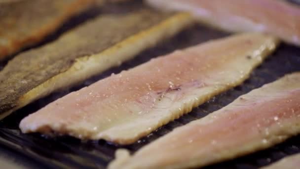 魚専門のグリル焼き — ストック動画