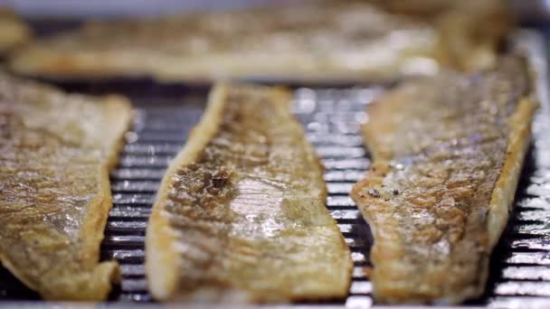 在专业烤架上烤的鱼 — 图库视频影像