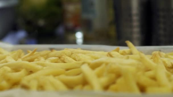 Batatas Fritas Quentes Forno Fumando — Vídeo de Stock