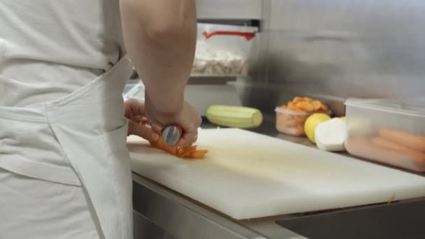 Preparazione Del Taglio Dello Chef Della Cucina Della Carota — Video Stock