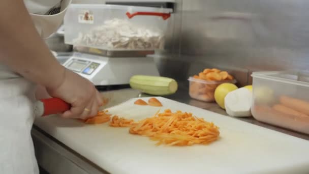 Zubereitung Von Möhren Küchenchef Schneiden — Stockvideo