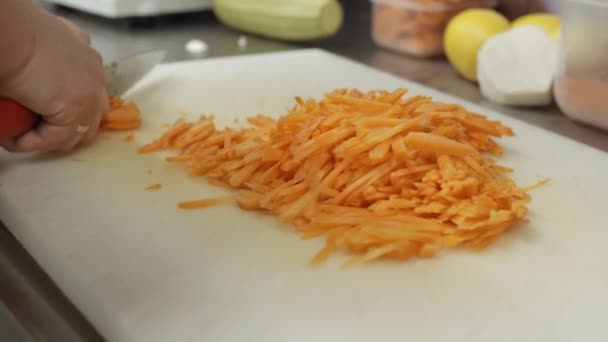 Προετοιμασία Του Σεφ Της Κουζίνας Καρότο Κοπής — Αρχείο Βίντεο