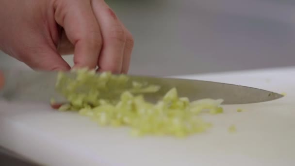 Приготування Різання Скибочки Кухонного Кухаря Паприки — стокове відео