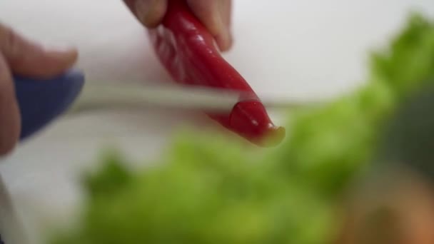 Zubereitung Von Paprika Küchenchef Schneidet Scheibe — Stockvideo