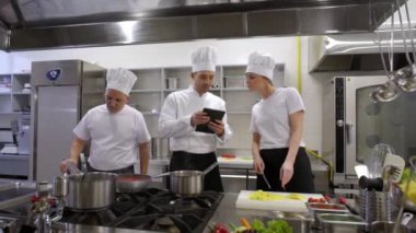 meşgul aşçılar ve mutfak Şef tablet ile danışmanlık 