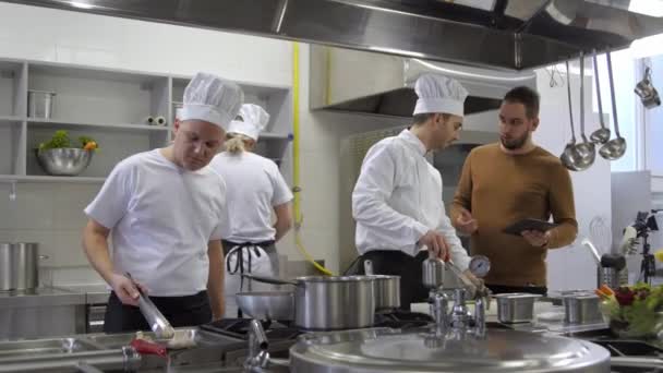 Θυμωμένος Διευθυντής Φωνάζει Στην Κουζίνα Του Chef Αυτός Εγκαταλείπει Την — Αρχείο Βίντεο