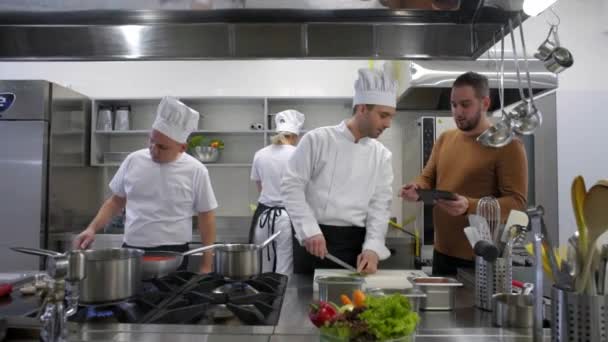 Gerente Irritado Grita Cozinha Chef Ele Sai Trabalho — Vídeo de Stock