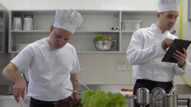 Cocineros Ocupados Chef Cocina Consultando Con Tableta — Vídeo de stock