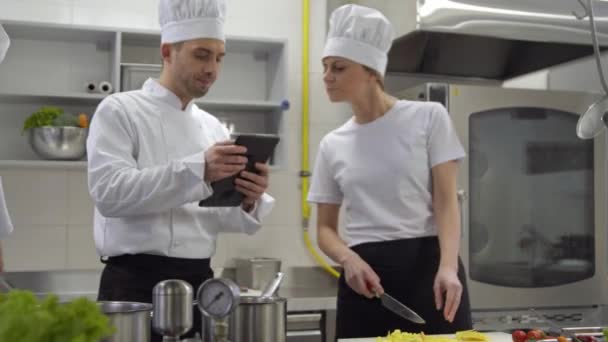 Cocineros Ocupados Chef Cocina Consultando Con Tableta — Vídeo de stock