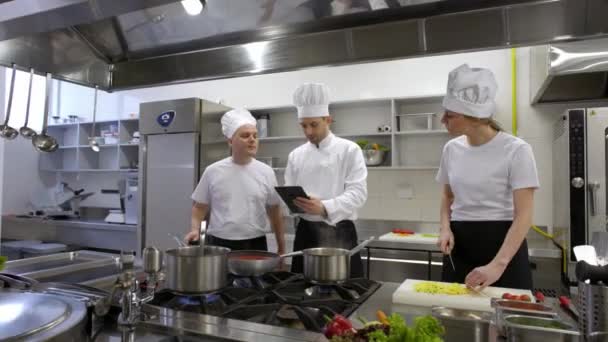 Fleißige Köche Und Küchenchefs Beraten Mit Tablet — Stockvideo