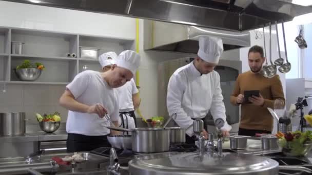Шеф Кухар Приготування Їжі Менеджер Консалтингом Планшетів — стокове відео