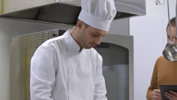 Cozinha Chef Gerente Com Consultoria Tablet — Vídeo de Stock
