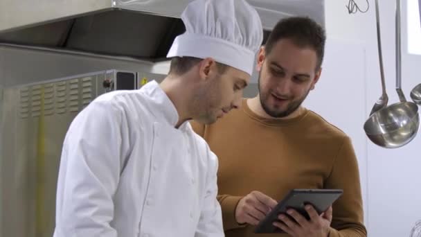 Cozinha Chef Gerente Com Consultoria Tablet — Vídeo de Stock