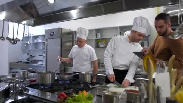 Chef Kok Koken Manager Met Raadpleging Van Tablet — Stockvideo