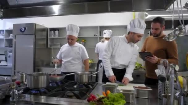 Chef Kok Koken Manager Met Raadpleging Van Tablet — Stockvideo