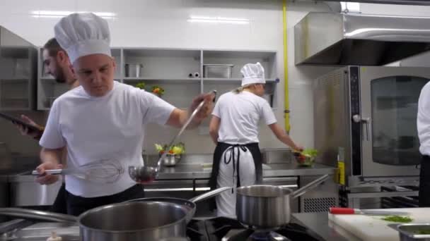 Cozinha Chef Gerente Com Consultoria Tablet — Vídeo de Stock