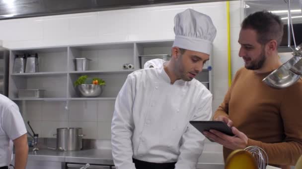 Cozinha Chef Gerente Com Consultoria Tablet — Vídeo de Stock