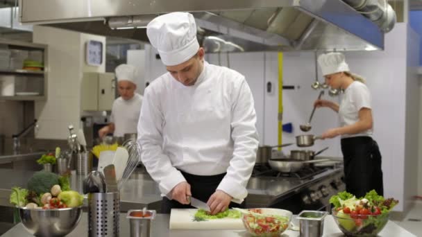 Koch Kocht Als Sich Selbst Verletzt — Stockvideo