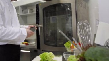 Şef salata sonra iyi haber smartphone cep telefonu ile hazırlama