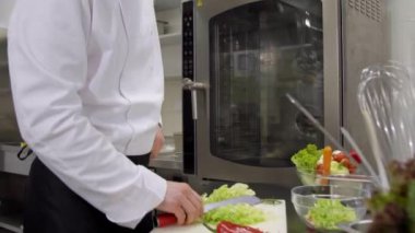 Şef salata sonra iyi haber smartphone cep telefonu ile hazırlama