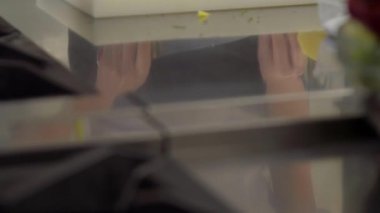 Şef salata sonra iyi haber smartphone cep telefonu ile hazırlama