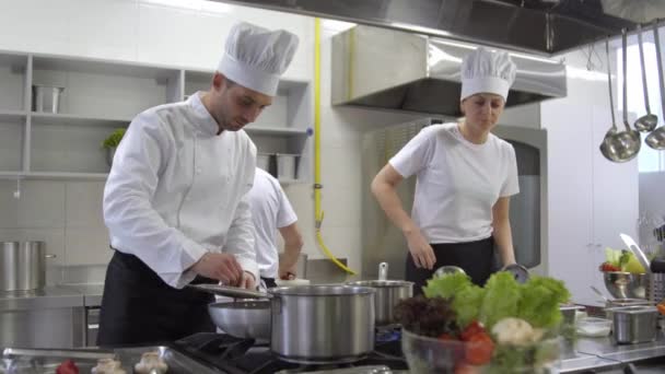 Chef Cucinare Poi Guardare Telefono Cellulare — Video Stock