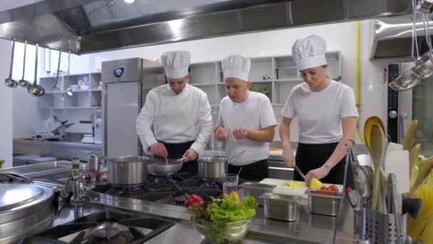 Chef Kok Koken Dan Kijken Naar Mobiele Telefoon — Stockvideo