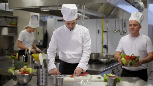 Chef Kok Voorbereiding Salade Kookt Helpende — Stockvideo