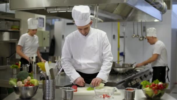 Kocken Förbereder Sallad Kockar Hjälper — Stockvideo