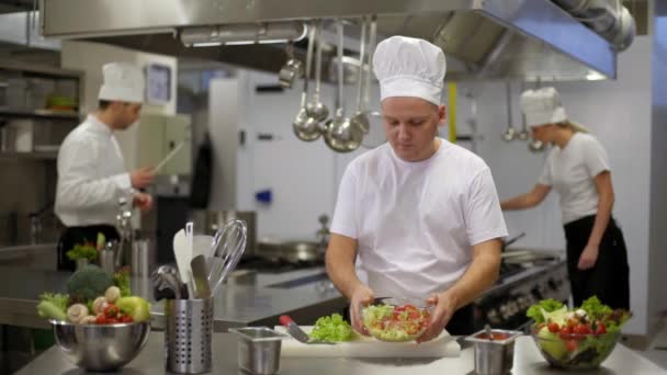Chef Kok Voorbereiding Salade Kookt Helpende — Stockvideo