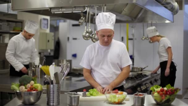 Chef Préparant Salade Puis Bonnes Nouvelles Sur Smartphone — Video