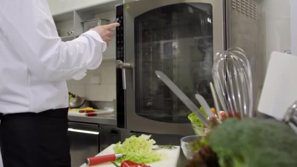 Šéfkuchař Připravuje Salát Pak Dobré Zprávy Smartphone — Stock video