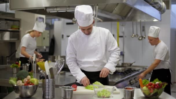 Chef Préparant Salade Puis Bonnes Nouvelles Sur Smartphone — Video