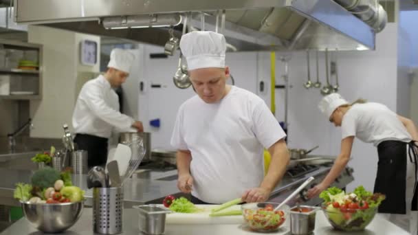 Kocken Förbereder Sallad Sedan Gör Ont Armbåge Skada — Stockvideo