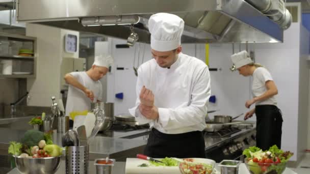 Šéfkuchař Připravuje Salát Pak Bolí Zranění Zápěstí — Stock video