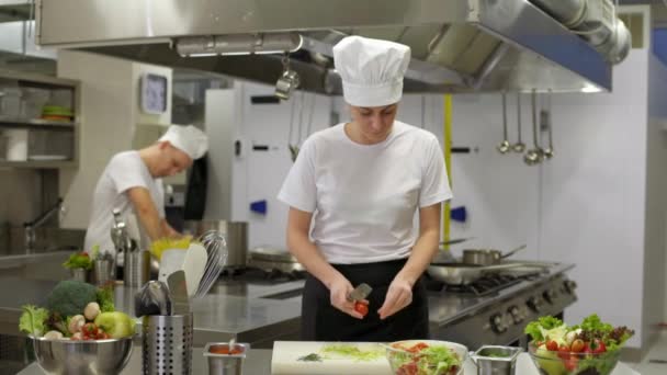 Chef Preparando Salada Seguida Dói Lesão Pulso — Vídeo de Stock