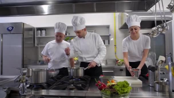 Chef Stirs Sopa Una Cacerola Cocineros Están Ayudando Hacer Ensalada — Vídeos de Stock