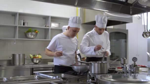 Szef Kuchni Porusza Zupy Garnku Gotuje Pomagają Dokonywanie Sałatka — Wideo stockowe