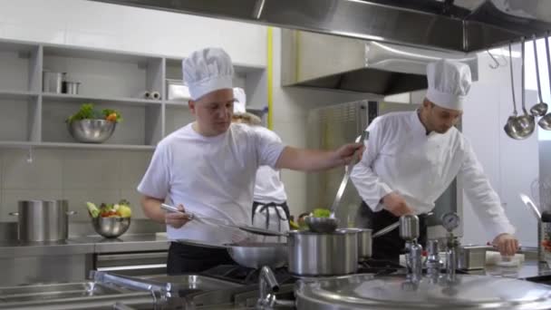 Chef Kok Langskwamen Soep Een Steelpan Koks Helpen Maken Salade — Stockvideo