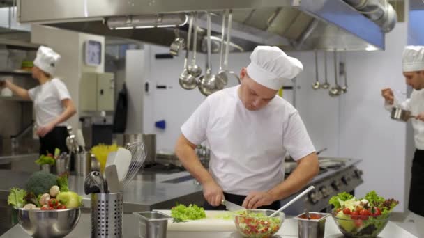 Μαγειρέψτε Τερματισμός Εργασίας Σεφ Στην Κουζίνα — Αρχείο Βίντεο