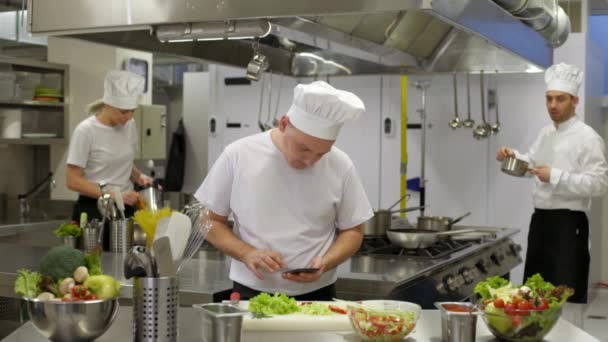 Cozinheiro Avisar Sobre Uso Smartphone Cozinha Pelo Chef — Vídeo de Stock