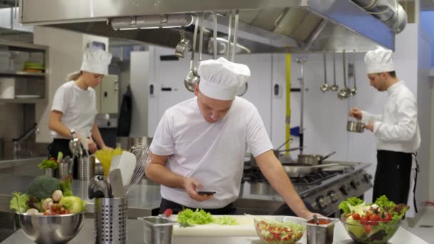 Aşçı Uyarmak Mutfak Şef Tarafından Smartphone Kullanma Hakkında — Stok video