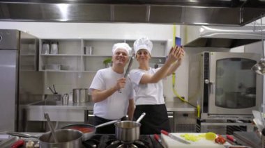 selfie profesyonel mutfakta alarak aşçılar