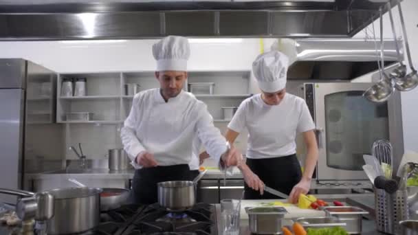 Koks Koken Van Chef Kok Probeert Uit Soep — Stockvideo