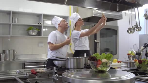 Cozinheiros Que Tomam Selfie Cozinha Profissional — Vídeo de Stock